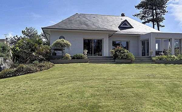 Detached House with Large Garden by the Normandy Coastline