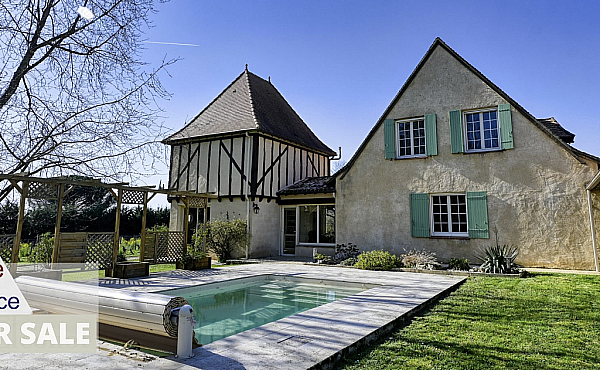 Detached House with Swimming Pool