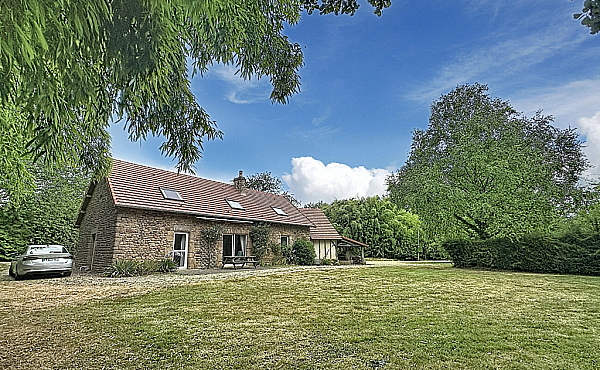 Detached House with Guest Cottage and Apartments