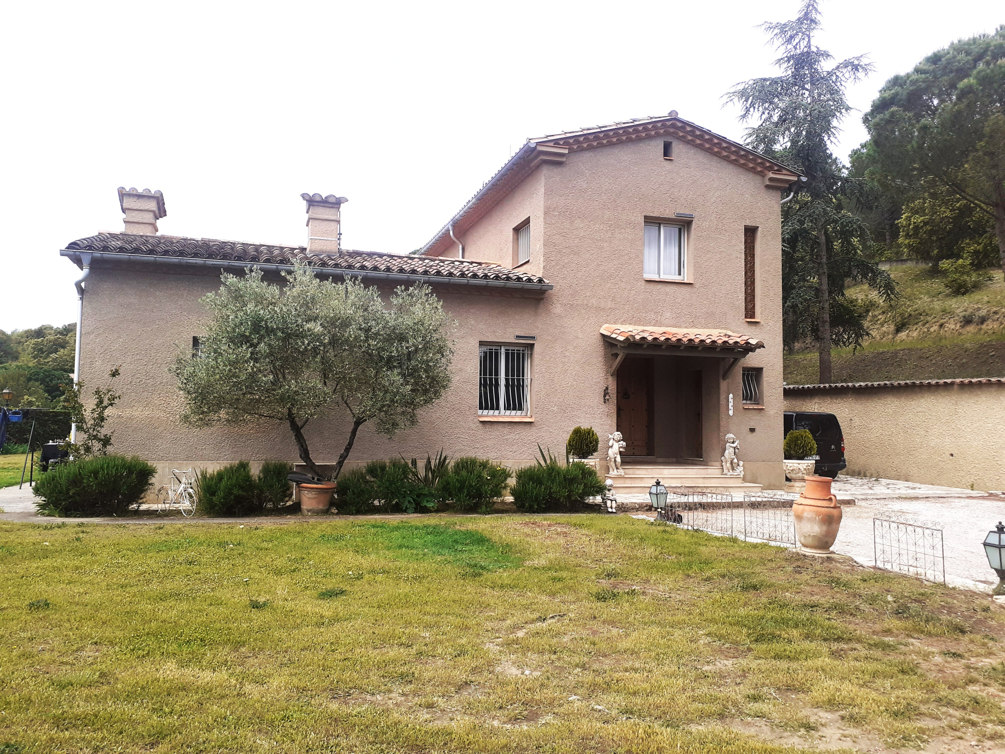 Detached Villa with Swimming Pool on Outskirts of Town