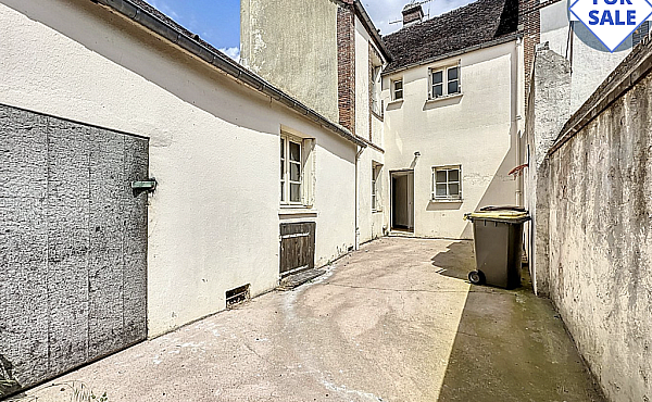 Delightful House with Large Rooms and Courtyard