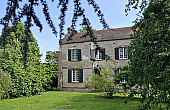 Detached House with Outbuilding in Landscaped Garden