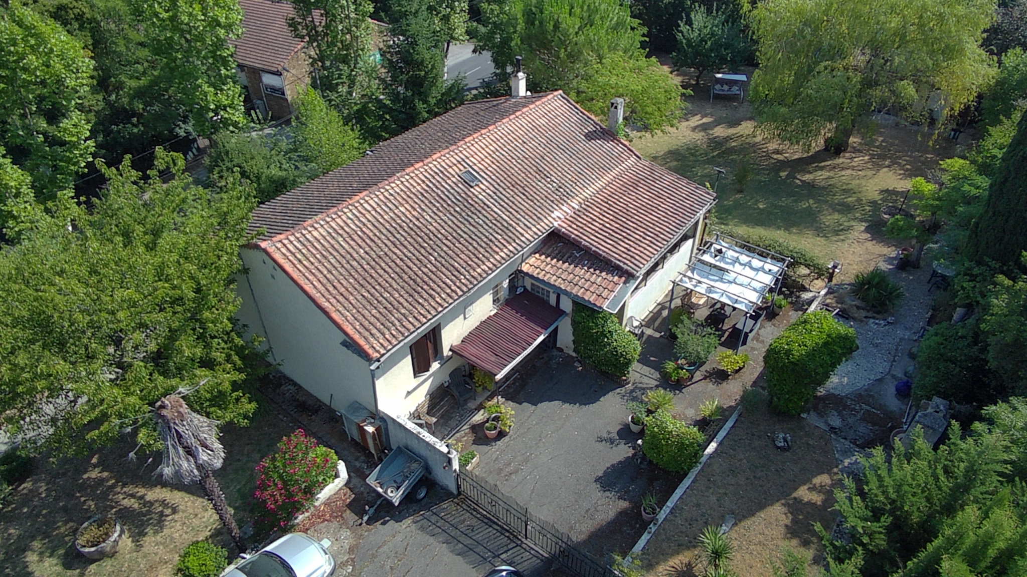Detached House with Garage and Outbuilding in Mature Garden