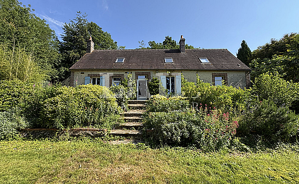 Detached Country House with Landscaped Garden in Bucolic Setting
