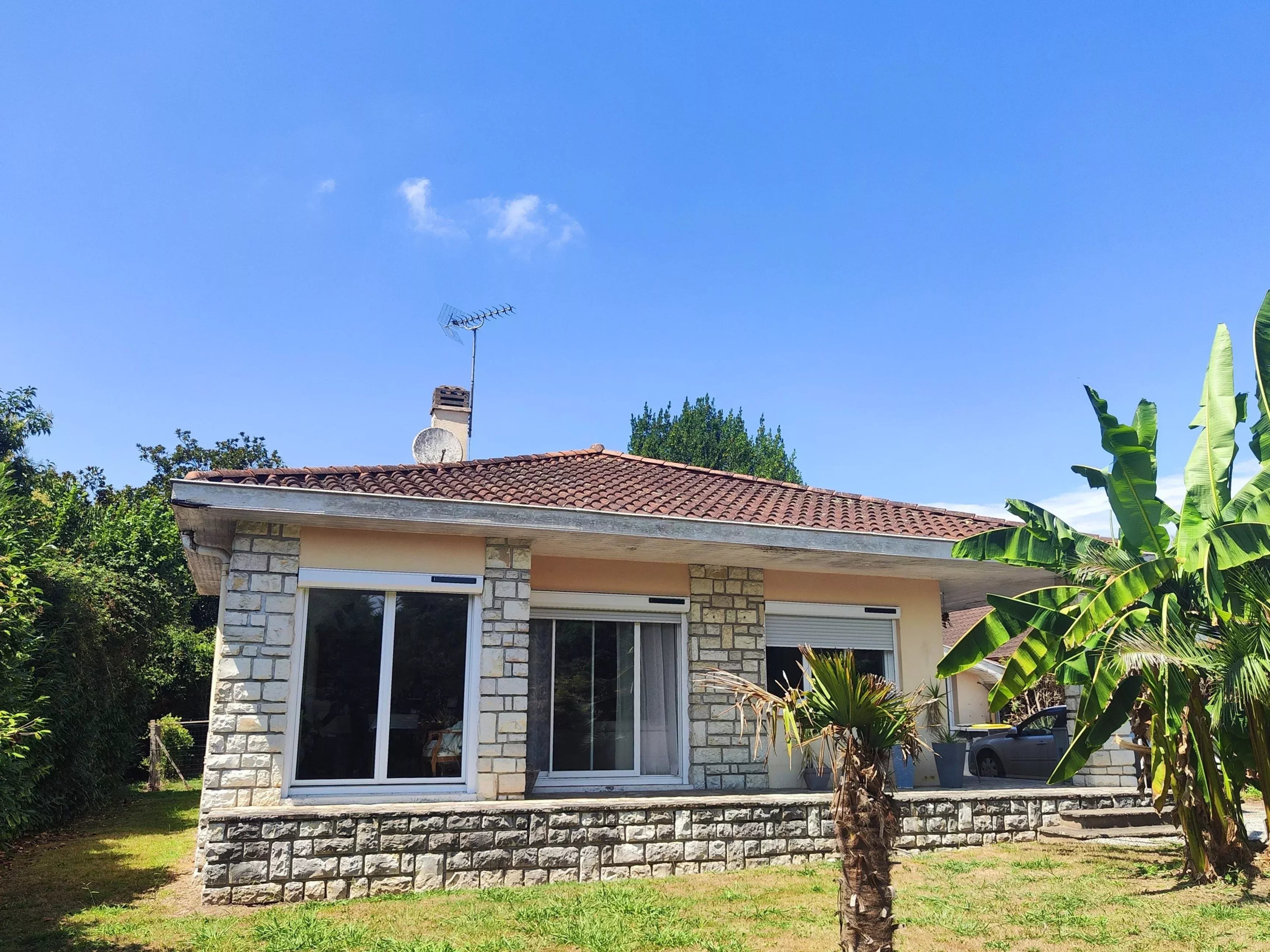 Single-storey Property With Pretty Garden