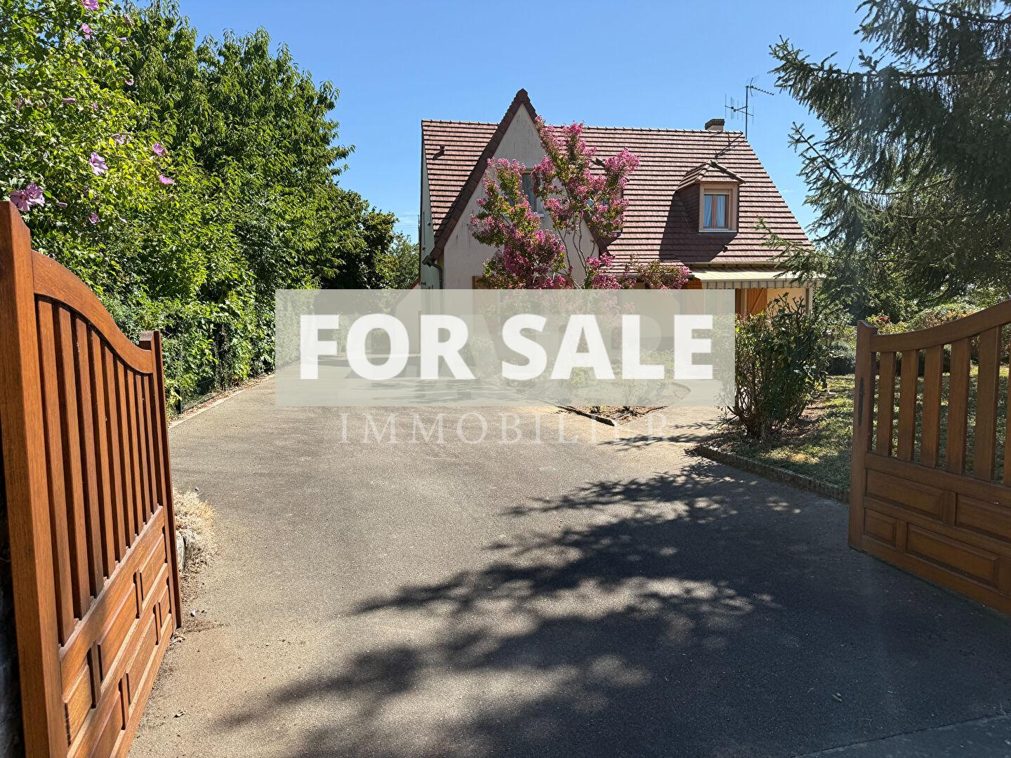Detached House with Landscaped Garden and Double Garage