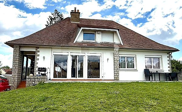 Detached House with Landscaped Garden Surrounding