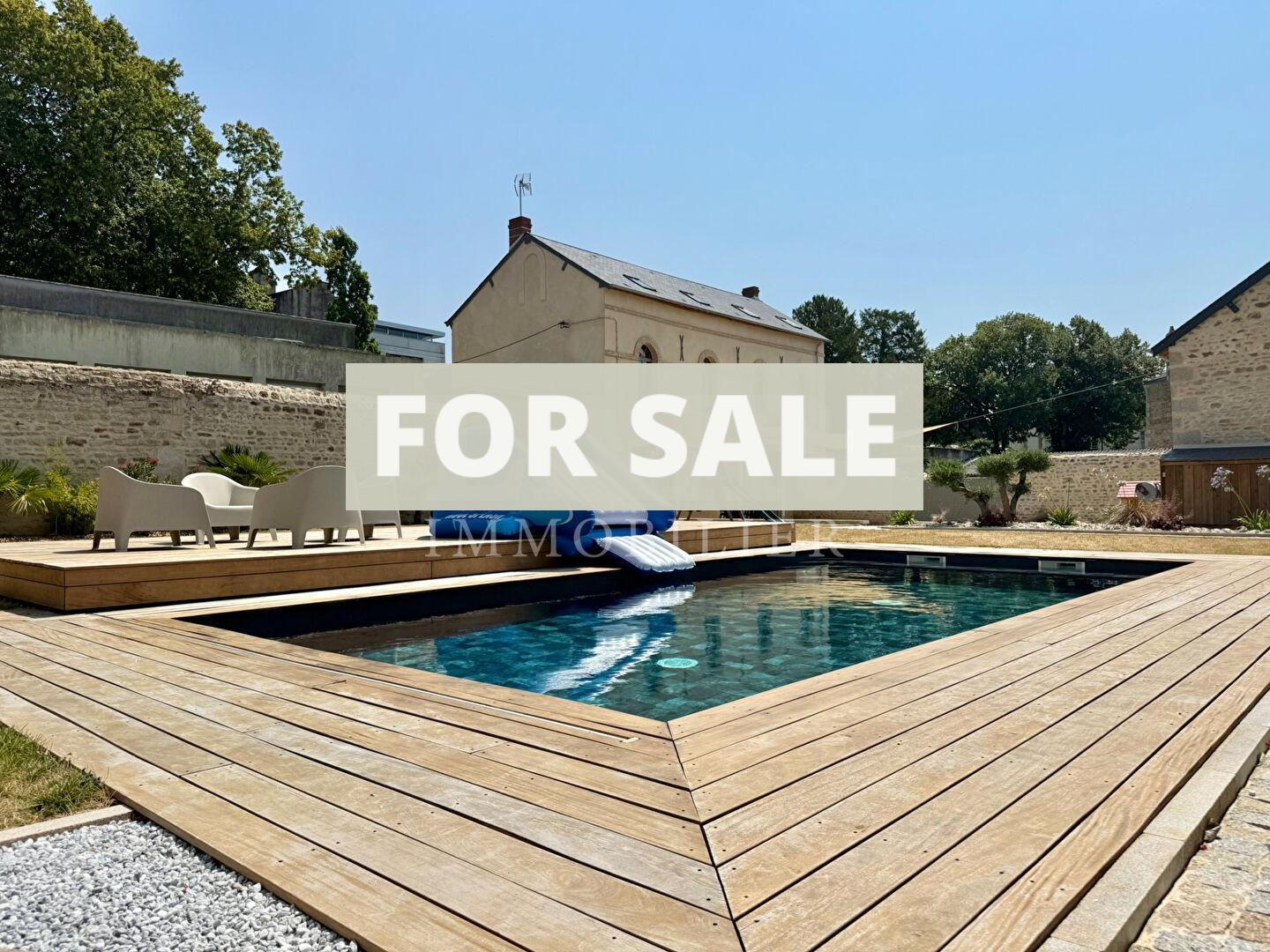 Hi-End Property with Pool and Landscaped Gardens