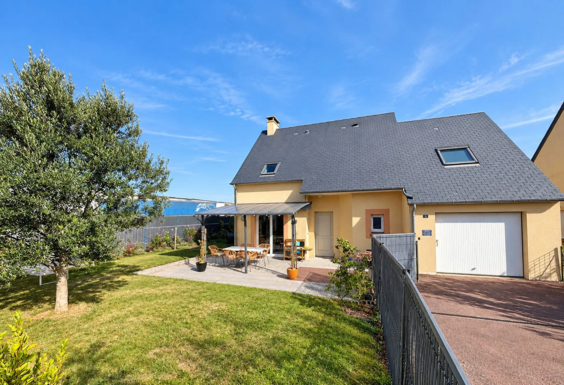 Modern Detached Family Home with Landscaped Garden