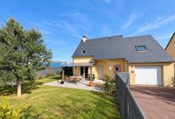 Modern Detached Family Home with Landscaped Garden