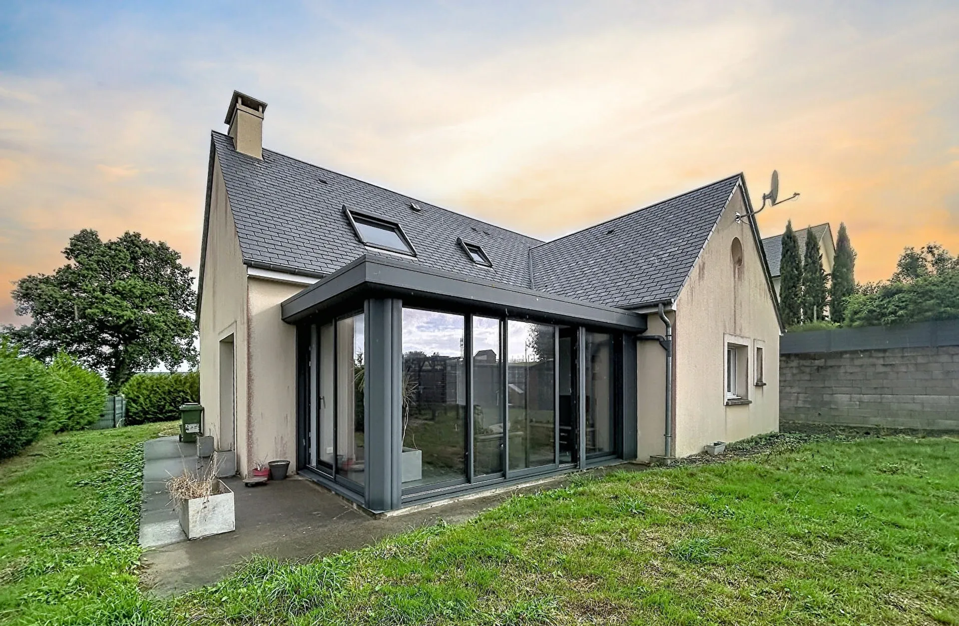 Detached House With Lovely Interior and Nice Garden