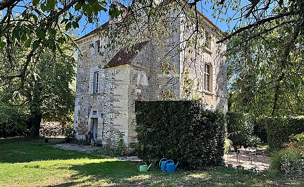 Property_For_Sale_in_France_with_Cle_France_Join_our_mailing_List_DJV06321_a