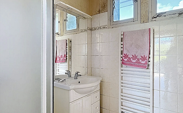 LNH13673_Cle_France_Shower_Room