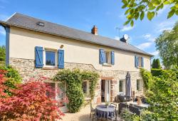 Beautiful Detached House with Conservatory in Large Garden Plot