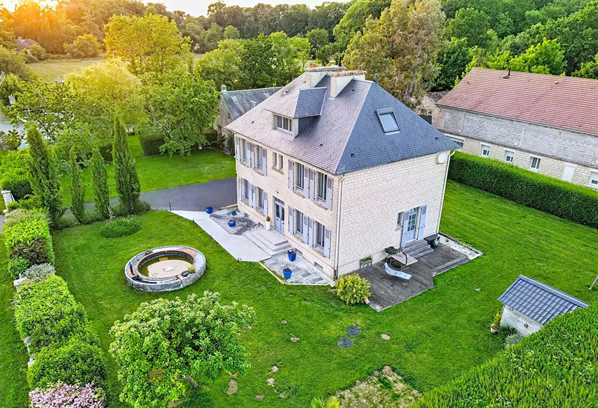 Detached Country Manor House with Outbuilding