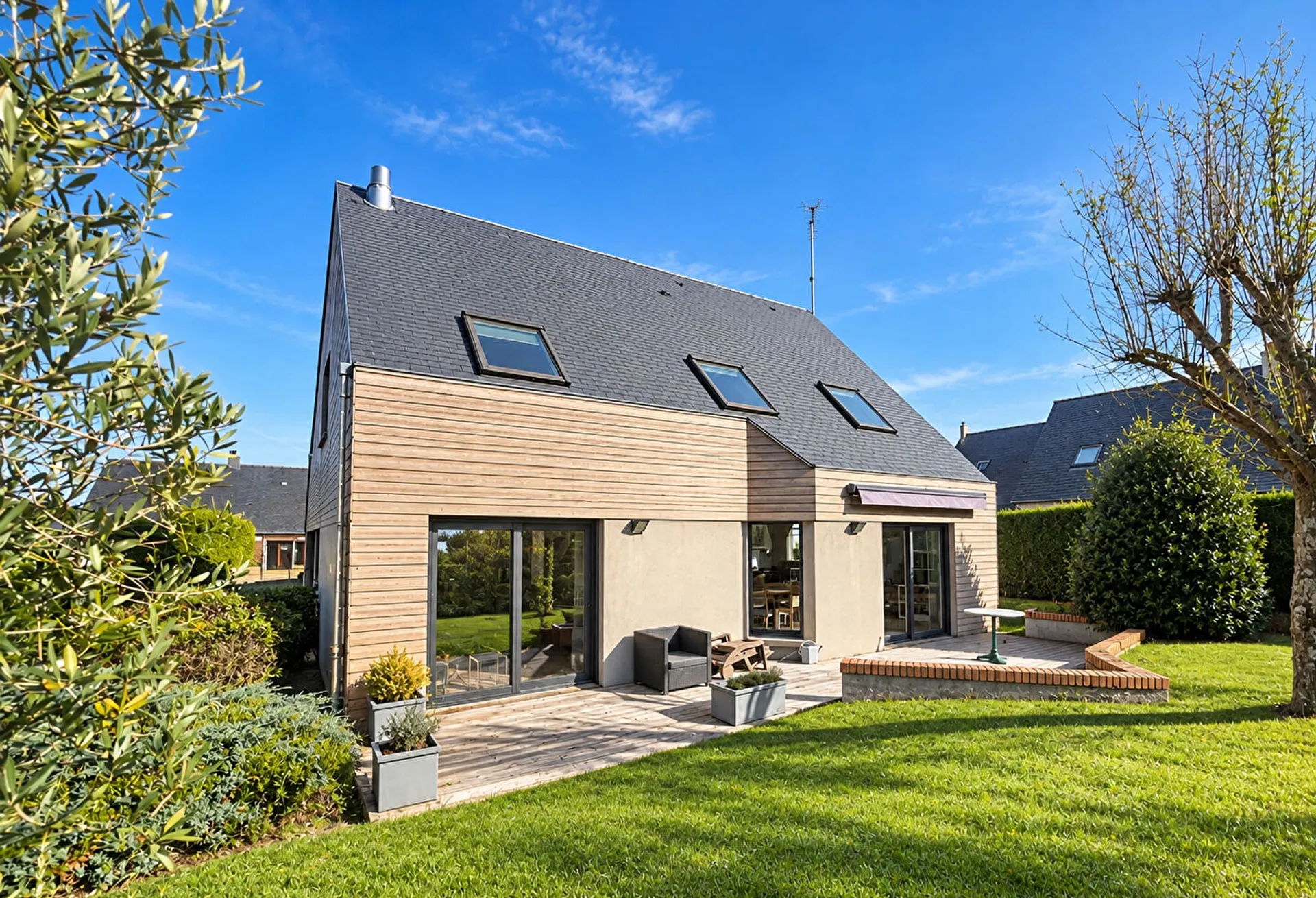 Contemporary Detached House with Landscaped Garden
