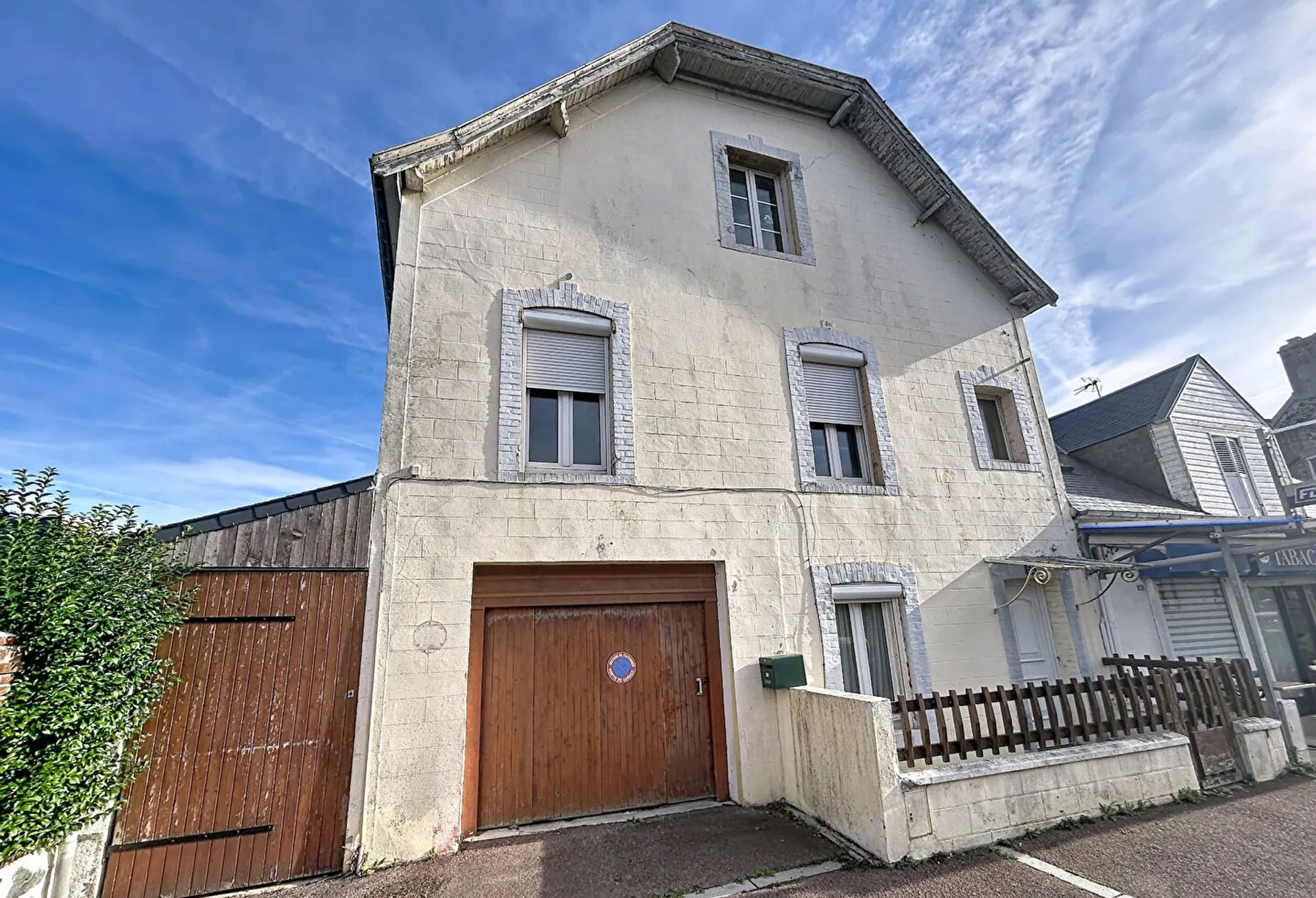 Detached House with Garden, 10 Mins from the Beach