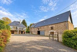 Beautiful House with Outbuilding in Large Garden Plot