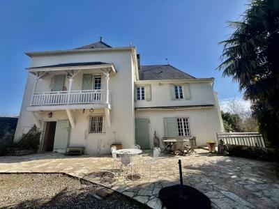Manor House With Outbuildings with Private Access To The River