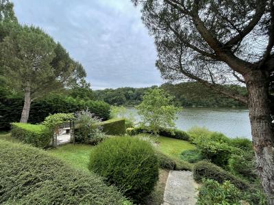 Lakeside Property with Swimming Pool and Views