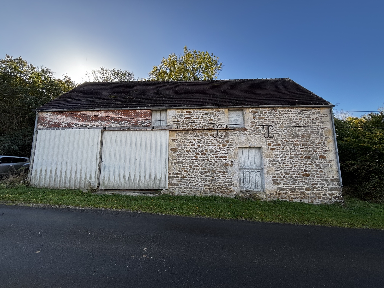 Detached House with Garden and Outbuilding