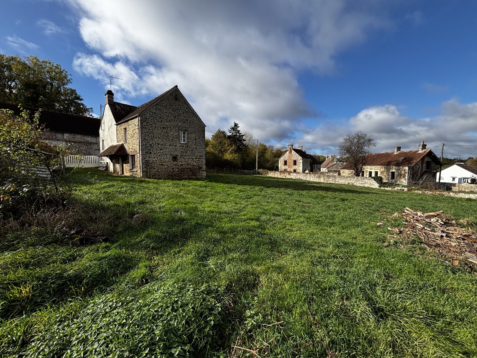 Detached House with Garden and Outbuilding