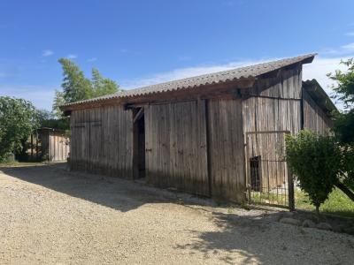 Detached House with Pool and Outbuilding