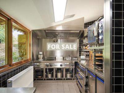 Perfect Countryside Property with Pool and Views