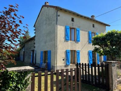 Detached House Within A Short Walk To The Village