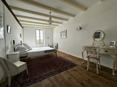 Detached House with Beautiful Swimming Pool