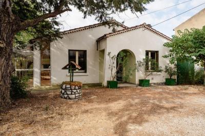 Detached Villa with Large Garden and Pool