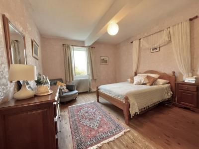 Detached Villa with Pool and Landscaped Garden