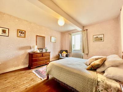 Detached Villa with Pool and Landscaped Garden