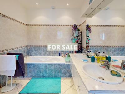 Single Storey Villa With Garden