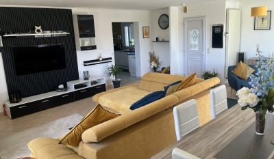 Beautiful Detached House with Lovely Garden