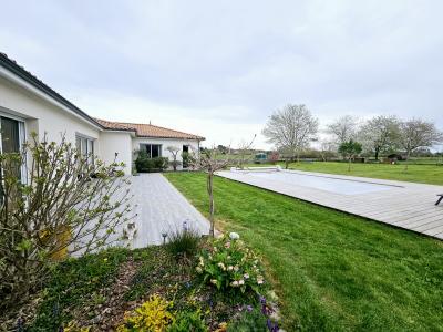 Contemporary Detached House with Pool