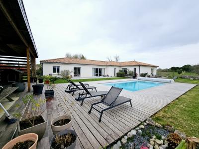 Contemporary Detached House with Pool