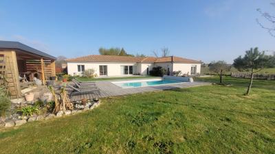Contemporary Detached House with Pool