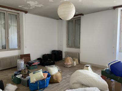 Building in Heart of Town with 3 Bedroom Apartment