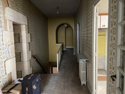 Building in Heart of Town with 3 Bedroom Apartment