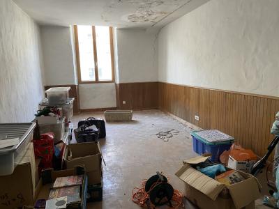 Building in Heart of Town with 3 Bedroom Apartment