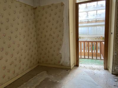 Building in Heart of Town with 3 Bedroom Apartment