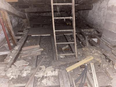 Building in Heart of Town with 3 Bedroom Apartment