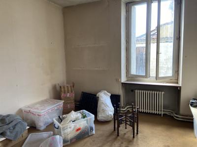 Building in Heart of Town with 3 Bedroom Apartment