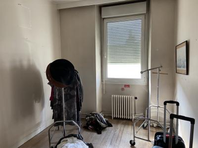 Building in Heart of Town with 3 Bedroom Apartment