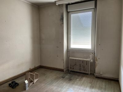 Building in Heart of Town with 3 Bedroom Apartment