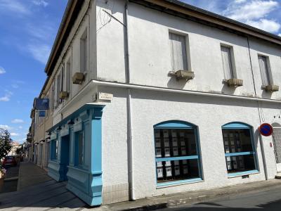 Building in Heart of Town with 3 Bedroom Apartment