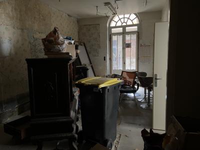 Building in Heart of Town with 3 Bedroom Apartment