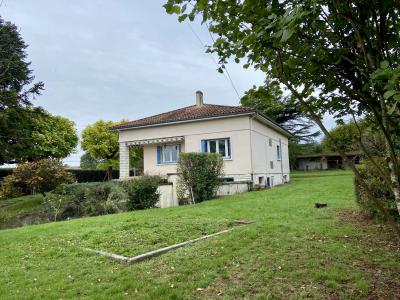 Detached House and Garden in Lovely Location
