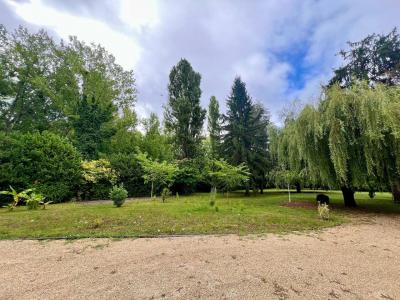 Superb Detached House in Landscaped Gardens with Pool